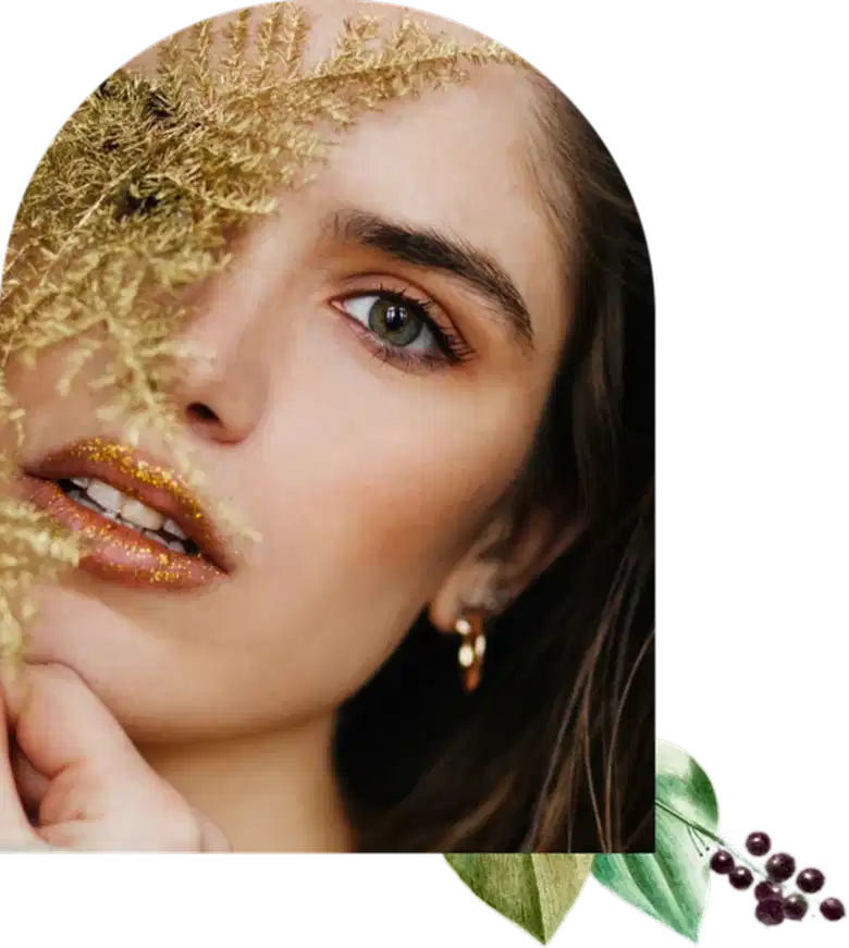 Yüzünde altın yapraklar olan woocommerce yer tutucu maskesi takan bir kadın.