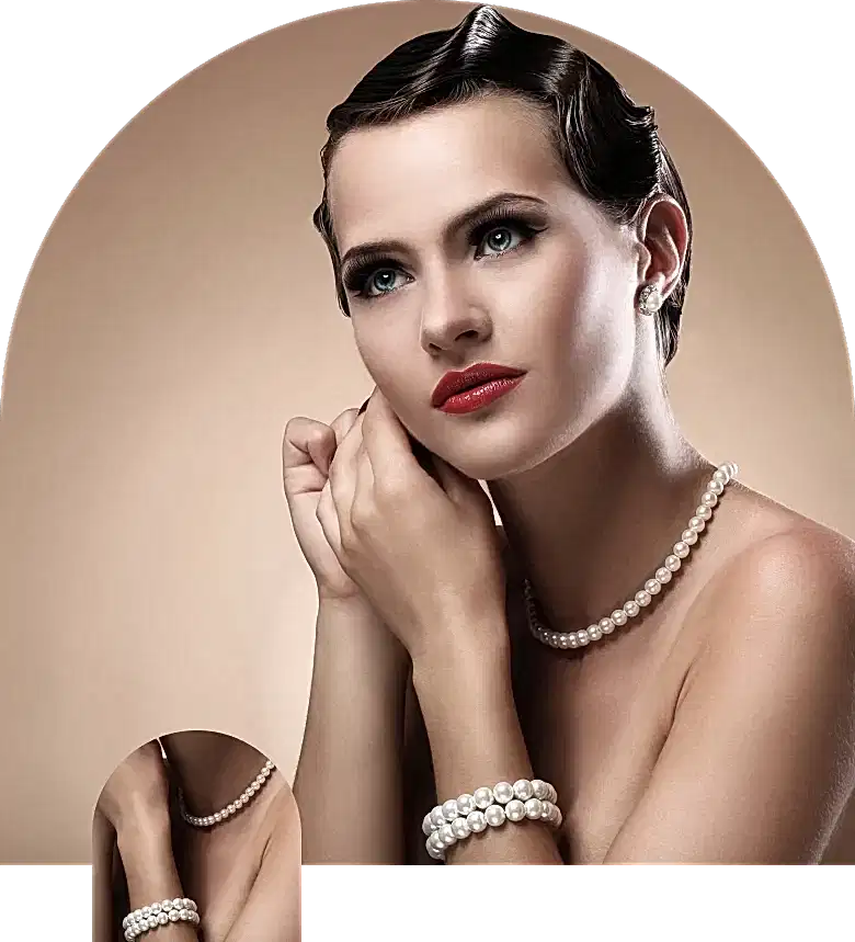 Zarif inciler takan bir kadın.