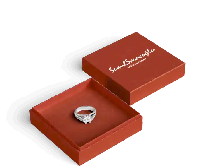 Bir kutu içinde bir pırlanta yüzük.