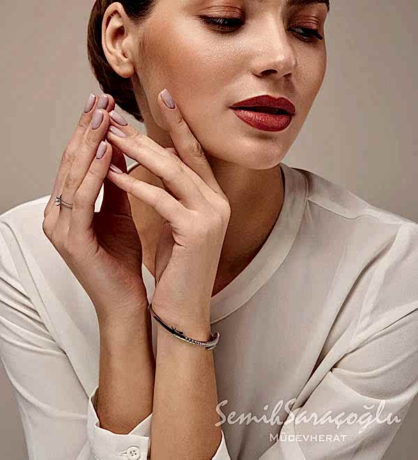 Bir kadın elleri yüzünde Bizim için poz veriyor.