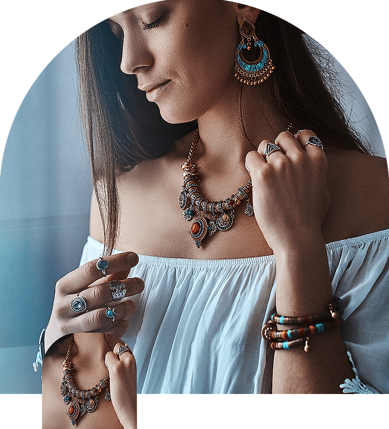 Gümüş takılar ve şapka takan bir kadın.