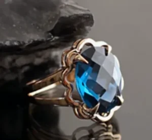 Semih Saraçoğlu'nun tasarladığı kaya üzerine oval mavi topaz yüzük.