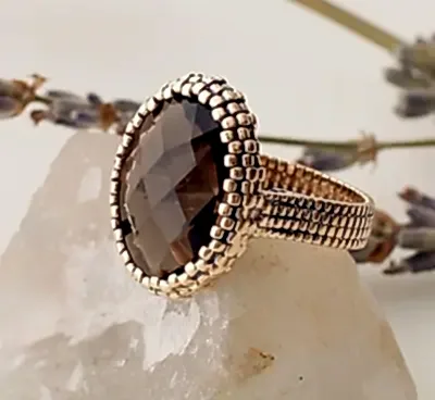 Bir kayanın üzerinde dumanlı bir kuvarsın sergilendiği Semih Saraçoğlu tasarımı bir yüzük.