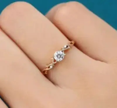 Semih Saraçoğlu pırlanta yüzüğüyle süslenmiş bir kadın eli.