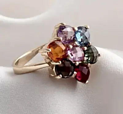 Semih Saraçoğlu tasarımı beyaz zemin üzerine taş yüzük.