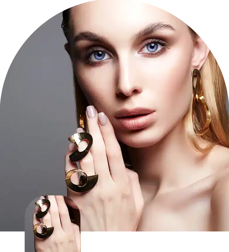 Bir kadın elinde Altın yüzükle poz veriyor.