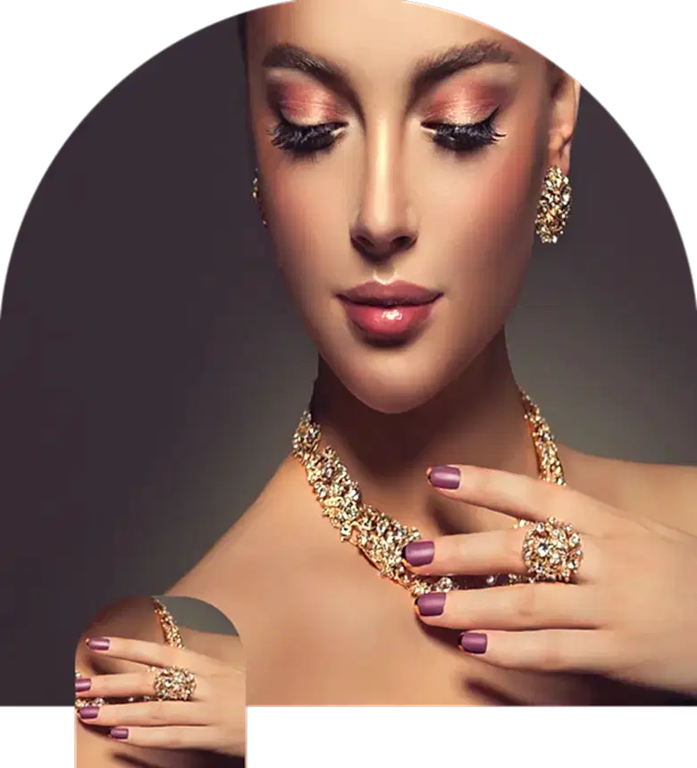 Bir kadın, altın takılar ve mor tırnaklarla.